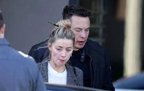 تتقدم Amber Heard لخطبة Elon Musk، لكن رده غير متوقع